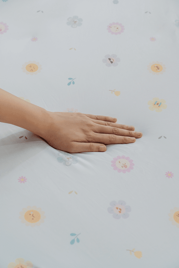 Mamyhughug Aisuki Cool-Touch Blanket (Emoji Flower Pattern)