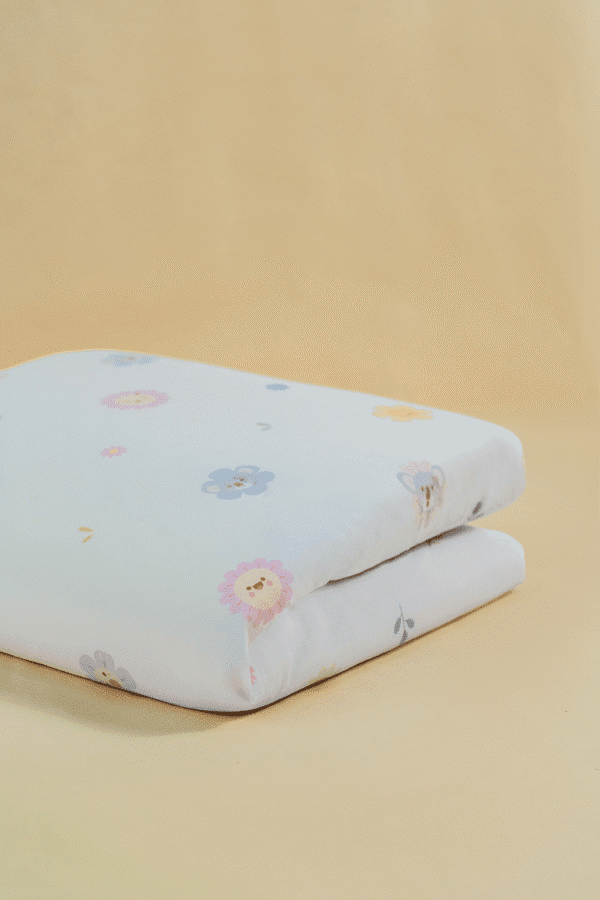 Mamyhughug Aisuki Cool-Touch Blanket (Emoji Flower Pattern)